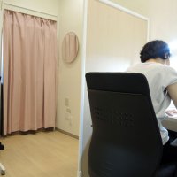 落ち着いた木目調の内装で仕事もはかどりそうだ
