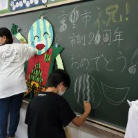 とみちゃんを歓迎する日吉台小の児童ら
