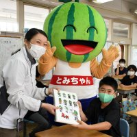 「とみちゃん」ファイル贈る　富里市制２０周年で小中生に　特産スイカキャラ