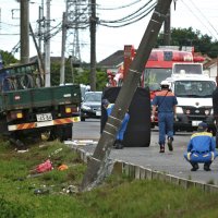 事故の惨状が残る現場を調べる県警の捜査員＝２０２１年６月２８日、八街市