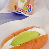 カットメロンをぜいたくにサンドした銚子メロンコッペ