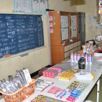 保健室だった部屋を利用した売店