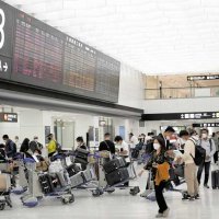 入国者の上限が２万人に引き上がり、少しずつにぎわいが戻ってきた成田空港第２ターミナルの国際線到着ロビー＝１日午前９時４５分ごろ