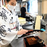 アフターコロナの観光需要を意識した新店オープンを控え、うな重を試作する「菊屋」のおかみ＝１０日、成田市