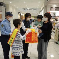 お手柄４人「詐欺抑止隊」に　柏署　知人多く、土地勘強み　イオンモールで防犯グッズ配布