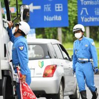 東関道出口で一斉検問　八街児童５人死傷事故から１年、児童下校時間に「見せる対策」　千葉