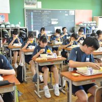朝採りコーン満喫　中学給食に旬の味　匝瑳　生産者、収穫や皮むき