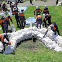 水防訓練、台風シーズンに備え　市原市消防団　学生団員が初参加、土のう作り挑戦