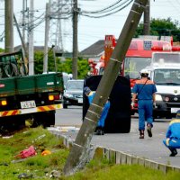 事故の惨状が残る現場を調べる県警の捜査員＝２０２１年６月２８日、八街市八街は