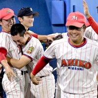 試合中に涙ぐむ選手ら＝浦安市運動公園