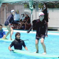 ボード立ち児童歓声　長柄小でサーフィン体験会