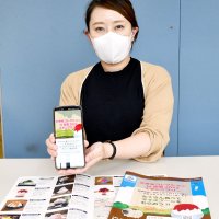 スタンプラリーを紹介する佐原商工会議所の職員＝香取市