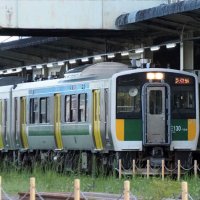 ＪＲ木更津駅ホームで発車を待つ久留里線の車両＝２８日、木更津市