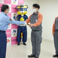 事故で倒れたバイク男性の安全確保、交通整理で二次被害防ぐ　「体が勝手に動いた」　千葉中央署が感謝状