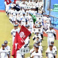 第１０４回全国高校野球選手権千葉大会の開会式で入場行進する選手ら＝９日午前、千葉市美浜区のＺＯＺＯマリンスタジアム