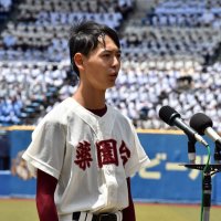 選手宣誓を行う薬園台の遠山主将