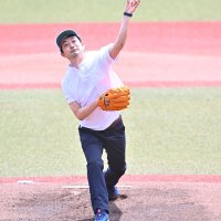 開幕戦の試合前に始球式を務めた熊谷俊人知事
