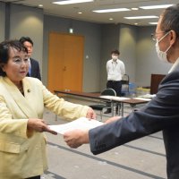 参院選の当選証書を受け取る猪口氏