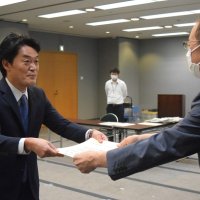 参院選の当選証書を受け取る小西氏