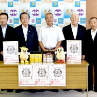 Ｌｉｇｈｔの販売促進へ小柳理事長（中央）らが北村市長（左から３人目）に魅力をアピールした＝八街市役所
