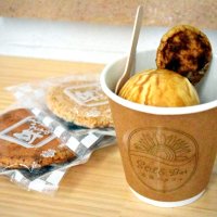 一口サイズの煎餅を添えたカフェメニュー（右）。ジェラートも自家製レシピで仕上げている
