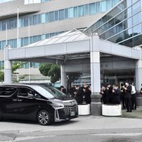 勝浦市役所にお別れ　急逝の土屋市長、職員見送り