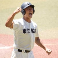 市船橋─木更津総合　４回表市船橋２死二塁、谷藤の適時打で生還し喜ぶ二走片野＝ＺＯＺＯマリン