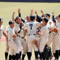 第１０４回全国高校野球選手権千葉大会で１５年ぶり６度目の優勝を果たし喜ぶ市船橋ナイン＝２７日、千葉市美浜区のＺＯＺＯマリンスタジアム