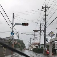 信号の明かりが消えた道路＝１５日午後５時過ぎ、八千代市八千代台南