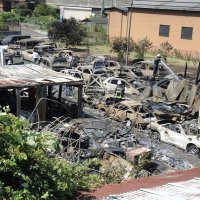 柏で車４７台、プレハブ５棟焼く　男性２人搬送　「駐車場で車が燃えている」と通報