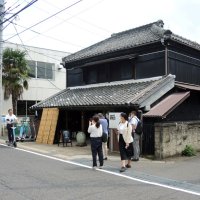 「葉茶屋　寺田園」が開業した寺田園旧店舗。左は電動キックボードを運転して到着した井崎・流山市長＝２７日、流山市