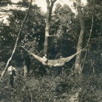 徳川昭武が１９０７年に撮影したハンモックで遊ぶ三女と四女＝松戸市提供
