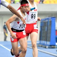 男子１６００メートルリレーでバトンをつなぐ成田の２走高須楓翔（右）と３走川村瑞記＝６月２０日、カンセキ