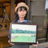 闘争の名残　農村風景描く　千葉県出身・アーティスト　おかのまめさん　成田で個展、あす７日まで