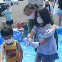 アジつかみ取り　ヒマワリ迷路も　「オライの夏祭り」家族で満喫 山武