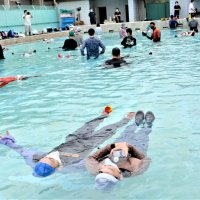 溺れたり、水難事故に遭ったら…慌てず浮いて救護待って！　服や靴、着用のまま　海保、船橋で親子に実演指導