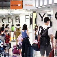 お盆帰省ラッシュ、旅行ピーク　にぎわう成田空港、「実家で過ごす」声も