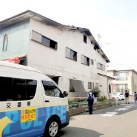 「血がべっとりと…」　悲鳴に流血、屋根から炎　未明の住宅街騒然　君津４人死傷事件