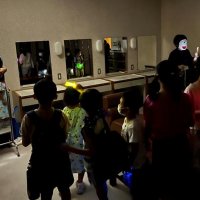 コミュニティプラザ文化ホール内を探検する子どもたち
