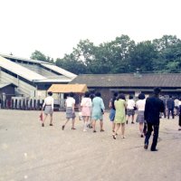 １９７１年当時の鎌ケ谷駅。服装が時代を想起させる（同）