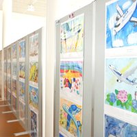 空テーマ自由にのびのび　児童優秀作品２５２点並ぶ　絵画・書道　成田空港と航空博物館
