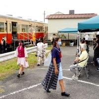 「制服姿」でランウエーに　大原高生らモデル　いすみ鉄道国吉駅前