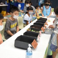 疑似通貨を使い、駄菓子の販売と購入を体験する子どもたち＝２８日、千葉市中央区のきぼーる