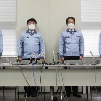 神妙な顔で謝罪会見に臨む日本製鉄東日本製鉄所の谷潤一所長（左から２人目）ら＝１８日、県庁