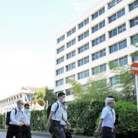 家宅捜索に入る神奈川県警の捜査員＝２８日午後１時１０分ごろ、千葉市役所
