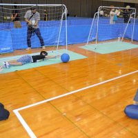 目隠しをしてボールをブロックするゴールボールを体験した親子＝３日、千葉市中央区の千葉ポートアリーナ