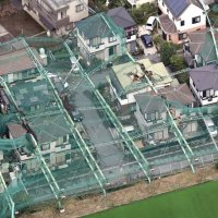 台風１５号の影響でネットごと倒壊したゴルフ練習場のポール。住宅を直撃した＝２０１９年９月９日午前、市原市（共同通信社ヘリから）