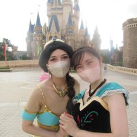 ディズニー映画のヒロインに扮した田口さん（左）と鈴木さん
