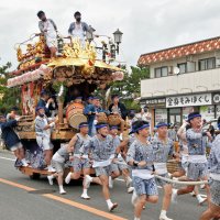 館山市内を練り歩く山車＝１７日、同市