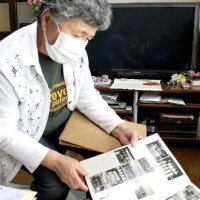 了子さんの高校の卒業アルバムを手にする竹下さん＝千葉市若葉区